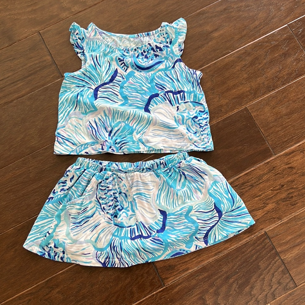 I have 2 of these cute sets. Skorts include pockets.